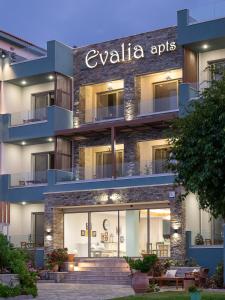 ヘルソニソスにあるEvalia Apartmentsのカヴァッリアプリを読む看板のある建物