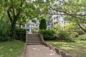 eine Treppe in einem Park mit einem Gebäude in der Unterkunft L'Échappée Courbevoie - 2 Chambres in La Défense