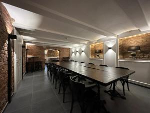 a large dining room with a long table and chairs at Hotel Markt 5 - inmitten der Lübbecker Altstadt, kostenloser Parkplatz direkt am Hotel in Lübbecke