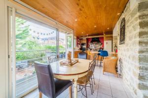 a dining room with a table and chairs at La Villa Oasis - Jacuzzi in Brive-la-Gaillarde
