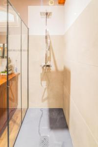 eine Dusche mit Glastür im Bad in der Unterkunft SELVES 8 - Maison Jacuzzi in Brive-la-Gaillarde
