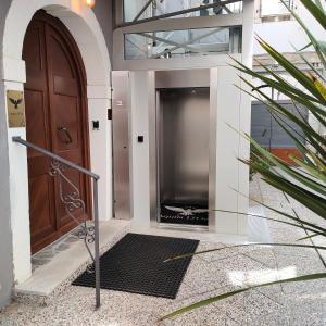 una puerta delantera de una casa con puerta de madera en AQUILA D'ORO TRIESTE en Trieste