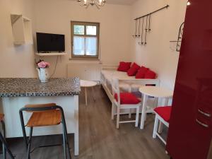 a small room with a bed and a table and chairs at Ferienwohnung Birkenwerder bei Berlin in Birkenwerder