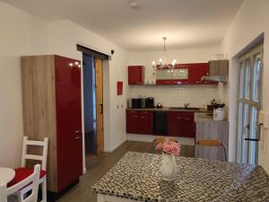 een keuken met een tafel met daarop een vaas met bloemen bij Ferienwohnung Birkenwerder bei Berlin mit Terrasse und kleinem Garten in Birkenwerder