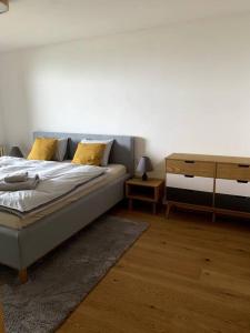 En eller flere senge i et værelse på Apartmán Žalý