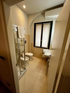 łazienka z toaletą, umywalką i oknem w obiekcie Residenza il Nespolo - Estella Hotel Collection w Turynie