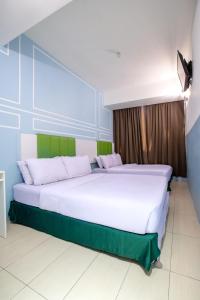 a bedroom with two beds in a room at The Quay Hotel Bukit Bintang in Kuala Lumpur