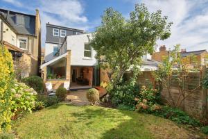a home with a yard with a yard at Family 4-Bed House & Secluded Garden - Wimbledon in London