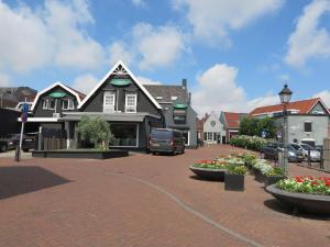 un edificio en una calle con flores delante en Lakeview villa with swimming and fishing pier, en Simonshaven