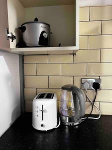 a kitchen counter with a blender and a toaster at Beautiful 1 Double Bedroom Flat Sheffield Netheredge in Heeley