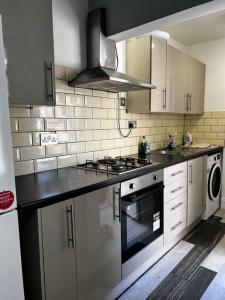a kitchen with a black counter top and a stove at Beautiful 1 Double Bedroom Flat Sheffield City Centre in Heeley