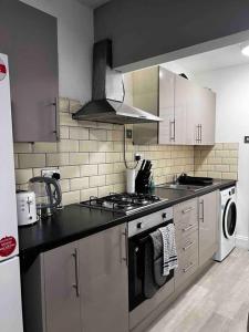 a kitchen with a stove and a stove top oven at Beautiful 1 Double Bedroom Flat Sheffield City Centre in Heeley