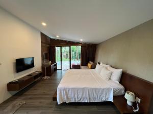 Habitación de hotel con cama y TV en Forest Villa 329 Flamingo Dai Lai, en Phúc Yên