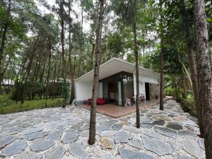 Phúc Yên的住宿－Forest Villa 329 Flamingo Dai Lai，森林中的房子