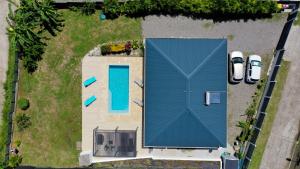 una vista aérea de un edificio azul con piscina en Villa Diamond en Sainte-Luce