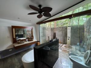 baño con ventana grande, bañera y lavamanos en Forest Villa 329 Flamingo Dai Lai, en Phúc Yên