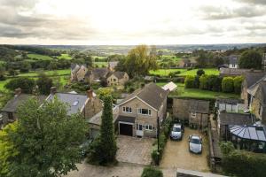 Spacious 4 Bed Holiday Home with Hot Tub & Parking near Matlock Peak District في Crich: منظر جوي لمنزل في قرية