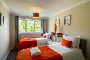 Ένα ή περισσότερα κρεβάτια σε δωμάτιο στο 4-Bedroom House - Hot Tub, Games Room & Parking - Crich Matlock