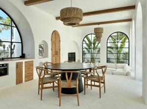 een eetkamer met een tafel en stoelen bij Melrose x The Young Villas in Uluwatu