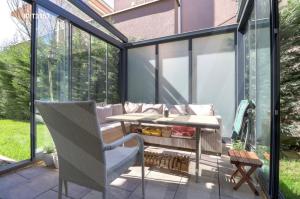 d'une terrasse avec une table et une chaise. dans l'établissement Cherry House Prishtina, à Pristina