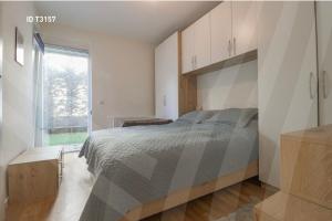 une chambre avec un grand lit et une fenêtre dans l'établissement Cherry House Prishtina, à Pristina