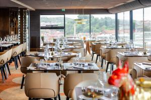 Restoran või mõni muu söögikoht majutusasutuses Hotel Riverton
