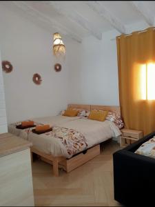 1 dormitorio con cama y lámpara de araña en Loft C El Ramellet, en Alginet