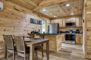 Nhà bếp/bếp nhỏ tại Ivy's Cottage, Pickleball Court, Creek, WIFI, Mountain Views, Starting at 79"