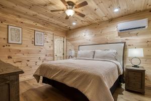 Giường trong phòng chung tại Ivy's Cottage, Pickleball Court, Creek, WIFI, Mountain Views, Starting at 79"