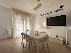 una sala da pranzo con tavolo e TV a schermo piatto di Kennedy38 a Bari Altre 12 foto