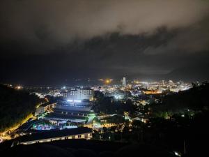 Blick auf die Stadt in der Nacht mit Lichtern in der Unterkunft Bo House in Patong Beach