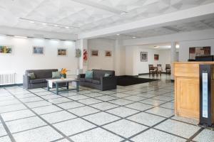 una sala de espera con sofás y un podio en NBH Premier Hotel, en San Carlos de Bariloche