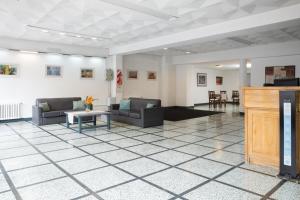 a waiting room with couches and a podium at Hotel Premier Bariloche in San Carlos de Bariloche