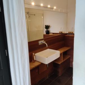 ein Badezimmer mit einem weißen Waschbecken und einem Spiegel in der Unterkunft Cedarblue in Ballyvoyle Cross Roads