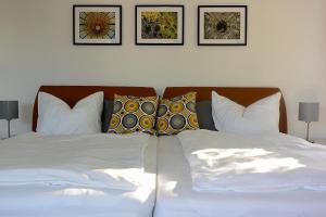 - une chambre avec 2 lits dotés de draps et d'oreillers blancs dans l'établissement 1880 Lofthaus, à Gera