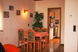 ein Esszimmer mit einem Tisch und Stühlen sowie eine Küche in der Unterkunft Ferienwohnung Schaefer in Michelstadt