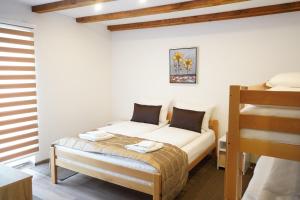 Tempat tidur dalam kamar di Apartman - Sobe Tiha Luka, Bjelašnica