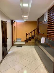 um átrio com piscina e escadas num edifício em Hotel Glória em Niterói