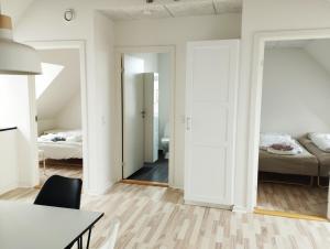 エスビャウにあるØstergade 87. 1 th (id.026)のベッドとテーブルと鏡のある寝室 +2枚の写真