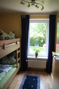 a bedroom with a window with a plant in it at Ferienhaus Dorit & Rüdiger Fahl in Klocksdorf