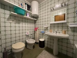 een badkamer met een toilet en een wastafel bij 024 Trilocale, Giustino in Giustino