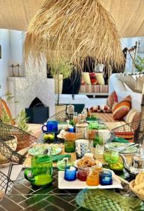 une table avec des assiettes de nourriture au-dessus dans l'établissement Berber Duchess Riad, à Marrakech