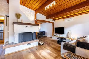ein Wohnzimmer mit einem Kamin und einem Sofa in der Unterkunft La Casa Holzwiesen in Starzach