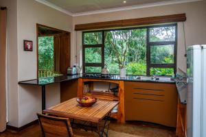 una cucina con un tavolo con una ciotola di frutta sopra di Kuhestan Farm Cottages a Haenertsburg Altre 59 foto