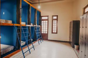 a room with bunk beds in a dorm room at Hostel Casarão Fronteira in Santana do Livramento