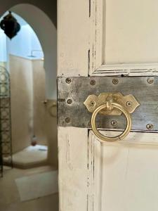 una porta di legno con un chiavistello metallico di Berber Duchess Riad a Marrakech