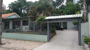 una casa con cancello e recinzione di Recanto do Sossego- Espaço Jean a Santa Cruz do Sul