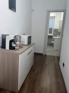 a kitchen with a microwave on top of a counter at Stanza Georgina in Verona