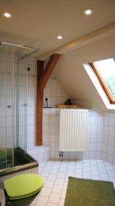 a large bathroom with a shower and a tub at NOAH - Beste Lage, ruhig und romantisch in Zeulenroda