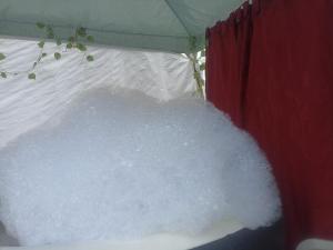 a pile of snow sitting on top of a bed at Yinkana Camping y Glamping in Guatavita